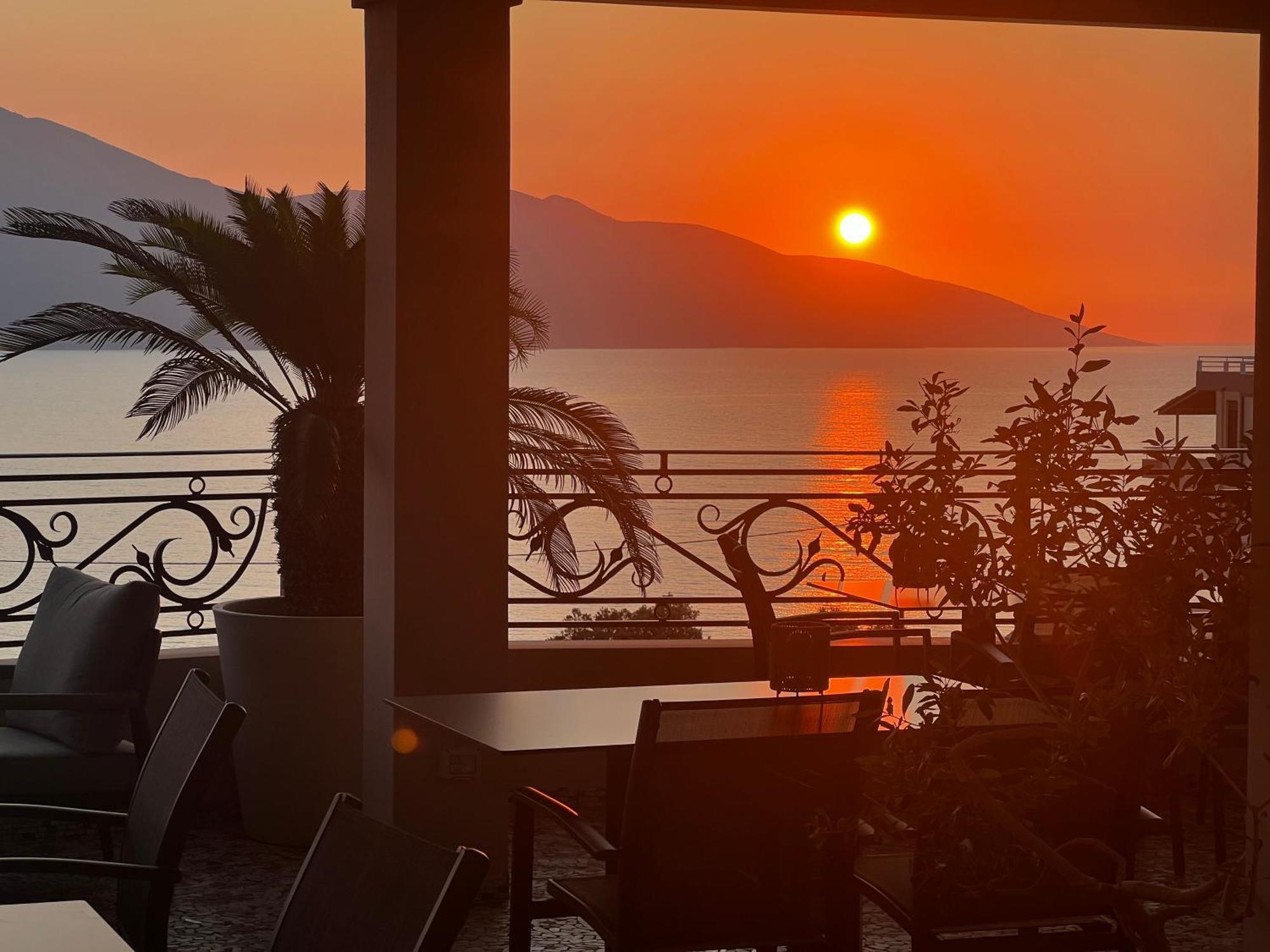 Hotel Majestic Radhimë المظهر الخارجي الصورة