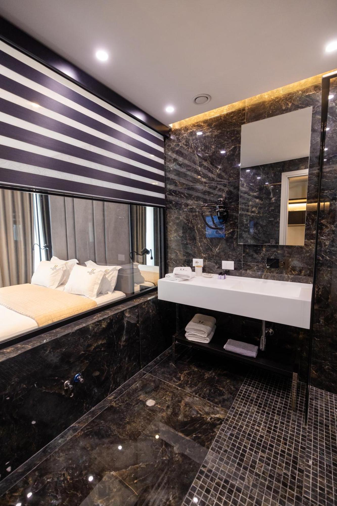 Hotel Majestic Radhimë المظهر الخارجي الصورة