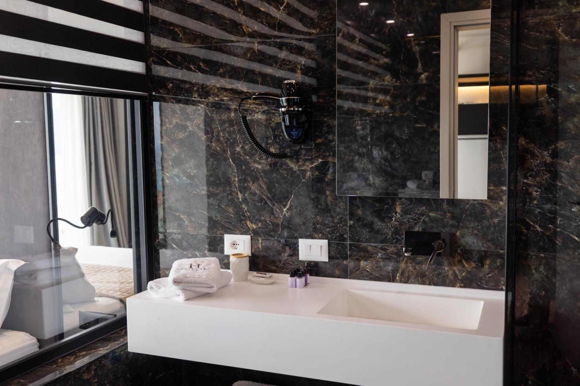 Hotel Majestic Radhimë المظهر الخارجي الصورة