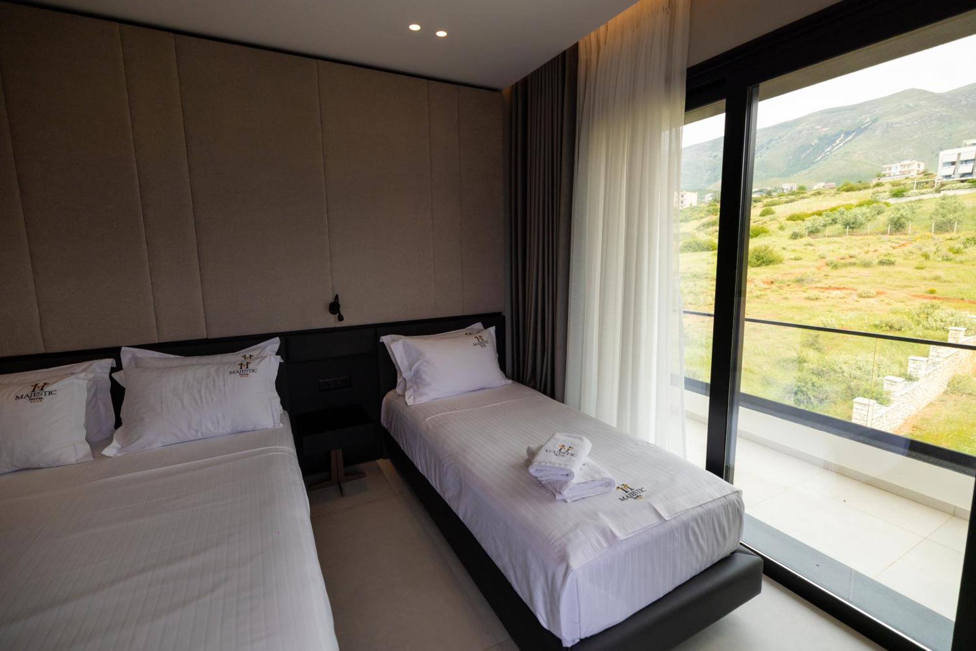 Hotel Majestic Radhimë المظهر الخارجي الصورة